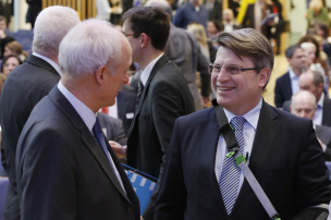 Bayerns Justizminister Prof. Dr. Winfried Bausback im Gespräch mit Herrn Hauptgeschäftsführer Peter Driessen, BIHK © Goran Gajanin, IHK Bayerns Justizminister Prof. Dr. Winfried Bausback im Gespräch mit Herrn Hauptgeschäftsführer Peter Driessen, BIHK © Goran Gajanin, IHK