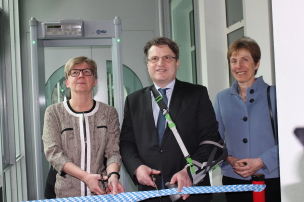 v.l.: Lore Sprickmann Kerkerinck, Direktorin Amtsgericht Freising, Bayerns Justizminister Prof. Dr. Winfried Bausback, Ursula Schmid-Stein, Vizepräsidentin des Oberlandesgerichts München v.l.: Lore Sprickmann Kerkerinck, Direktorin Amtsgericht Freising, Bayerns Justizminister Prof. Dr. Winfried Bausback, Ursula Schmid-Stein, Vizepräsidentin des Oberlandesgerichts München
