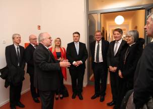v.l.: Regierungsvizepräsident von Oberfranken Thomas Engel; Vice-President of Eurojust Klaus Meyer-Cabri; Generalstaatsanwalt Thomas Janovsky; Staatsministerin Melanie Huml; Bayerns Justizminister Prof. Dr. Winfried Bausback; Oberbürgermeister Andreas Starke; Heinrich Rudrof, MdL; Regionalbischöfin Dorothea Greiner; Landrat Johann Kalb v.l.: Regierungsvizepräsident von Oberfranken Thomas Engel; Vice-President of Eurojust Klaus Meyer-Cabri; Generalstaatsanwalt Thomas Janovsky; Staatsministerin Melanie Huml; Bayerns Justizminister Prof. Dr. Winfried Bausback; Oberbürgermeister Andreas Starke; Heinrich Rudrof, MdL; Regionalbischöfin Dorothea Greiner; Landrat Johann Kalb