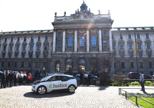Der neue BMW i3 vor dem Justizpalast in München Der neue BMW i3 vor dem Justizpalast in München