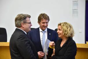 Bayerns Justizminister Prof. Dr. Winfried Bausback im Gespräch mit Preisträger Jörg Klotzek und Schauspielerin Michaela May Bayerns Justizminister Prof. Dr. Winfried Bausback im Gespräch mit Preisträger Jörg Klotzek und Schauspielerin Michaela May