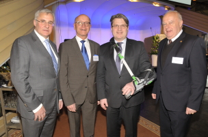 v.l.: • Ernst Läuger, Präsident des Handelsverbands Bayern e.V, • Bernhard Loos, CSU-Bundestagskandidat München-Nord, Bayerns Justizminister Prof. Dr. Winfried Bausback, • Thomas Schmatz, Bezirksvorsitzender CSU-Mittelstandsunion München v.l.: • Ernst Läuger, Präsident des Handelsverbands Bayern e.V, • Bernhard Loos, CSU-Bundestagskandidat München-Nord, Bayerns Justizminister Prof. Dr. Winfried Bausback, • Thomas Schmatz, Bezirksvorsitzender CSU-Mittelstandsunion München