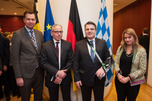 v.l.: MdB Stephan Mayer, Innenpolitischer Sprecher der CDU/CSU-Bundestagsfraktion, James Morrison, Kabinettschef des Sicherheitskommissars Sir Julian King, Bayerns Justizminister Prof. Dr. Winfried Bausback, Moderatorin Rosa Balfour © FKPH v.l.: MdB Stephan Mayer, Innenpolitischer Sprecher der CDU/CSU-Bundestagsfraktion, James Morrison, Kabinettschef des Sicherheitskommissars Sir Julian King, Bayerns Justizminister Prof. Dr. Winfried Bausback, Moderatorin Rosa Balfour © FKPH