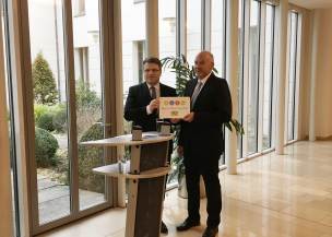 Bayerns Justizminister Prof. Dr. Winfried Bausback übergibt das Signet Bayerns Justizminister Prof. Dr. Winfried Bausback übergibt das Signet "Bayern barrierefrei" an den Direktor des Amtsgerichts, Herrn Dieter Hubel