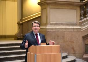 Bayerns Justizminister Prof. Dr. Winfried Bausback bei seinem Grußwort Bayerns Justizminister Prof. Dr. Winfried Bausback bei seinem Grußwort