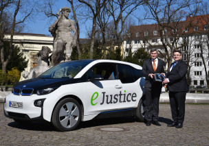 Bayerns Justizminister Prof. Dr. Winfried Bausback und Thomas von Grossmann, Leiter Vertrieb Einsatz-Sicherheitsfahrzeuge und Sonderkunden BMW, bei der Übergabe des neuen BMW i3 Bayerns Justizminister Prof. Dr. Winfried Bausback und Thomas von Grossmann, Leiter Vertrieb Einsatz-Sicherheitsfahrzeuge und Sonderkunden BMW, bei der Übergabe des neuen BMW i3