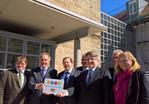 v.l.: Herr Harry Scheuenstuhl, MdL; Herr Wilfried Westhauser, Direktor des Amtsgerichts Neustadt an der Aisch; Herr Hans Herold, MdL; Herr Roland Glass, Präsident des Landgerichts Nürnberg-Fürth; Bayerns Justizminister Prof. Dr. Winfried Bausback; Herr Klaus Meier, Erster Bürgermeister Neustadt an der Aisch; Frau Gabi Schmidt, MdL v.l.: Herr Harry Scheuenstuhl, MdL; Herr Wilfried Westhauser, Direktor des Amtsgerichts Neustadt an der Aisch; Herr Hans Herold, MdL; Herr Roland Glass, Präsident des Landgerichts Nürnberg-Fürth; Bayerns Justizminister Prof. Dr. Winfried Bausback; Herr Klaus Meier, Erster Bürgermeister Neustadt an der Aisch; Frau Gabi Schmidt, MdL
