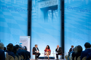 v.l.: Bayerns Justizminister Prof. Dr. Winfried Bausback, Publizistin Dr. Necla Kelek, Vizepräsident des Bundesverfassungsgerichts Prof. Dr. Ferdinand Kirchhof, Islamwissenschaftlerin Prof. Dr. Christine Schirrmacher© Bayerische Staatskanzlei | Henning Schacht v.l.: Bayerns Justizminister Prof. Dr. Winfried Bausback, Publizistin Dr. Necla Kelek, Vizepräsident des Bundesverfassungsgerichts Prof. Dr. Ferdinand Kirchhof, Islamwissenschaftlerin Prof. Dr. Christine Schirrmacher© Bayerische Staatskanzlei | Henning Schacht