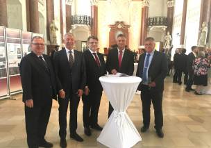 v.l.: Clemens Lückemann, Präsident des OLG Bamberg, Johann Kalb, Landrat des Landkreises Bamberg, Bayerns Justizminister Prof. Dr. Winfried Bausback, Gerhard Weigand, Anstaltsleiter der JVA Ebrach, Max-Dieter Schneider, Erster Bürgermeister der Marktgemeinde Ebrach v.l.: Clemens Lückemann, Präsident des OLG Bamberg, Johann Kalb, Landrat des Landkreises Bamberg, Bayerns Justizminister Prof. Dr. Winfried Bausback, Gerhard Weigand, Anstaltsleiter der JVA Ebrach, Max-Dieter Schneider, Erster Bürgermeister der Marktgemeinde Ebrach