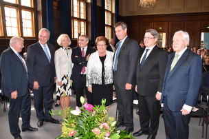 v.l.: Dr. Günther Beckstein, Bayerischer Ministerpräsident a.D., Bayerns Innenminister Joachim Herrmann, Prof. Dr. Julia Lehner, Kulturreferentin der Stadt Nürnberg, Peter Müller, Ministerpräsident des Saarlandes a.D., Landtagspräsidentin Barbara Stamm, Bayerns Finanzminister Markus Söder, Bayerns Justizminister Prof. Dr. Winfried Bausback, Dr. Oscar Schneider, Bundesminister a.D. © Dr. Thomas Schuster v.l.: Dr. Günther Beckstein, Bayerischer Ministerpräsident a.D., Bayerns Innenminister Joachim Herrmann, Prof. Dr. Julia Lehner, Kulturreferentin der Stadt Nürnberg, Peter Müller, Ministerpräsident des Saarlandes a.D., Landtagspräsidentin Barbara Stamm, Bayerns Finanzminister Markus Söder, Bayerns Justizminister Prof. Dr. Winfried Bausback, Dr. Oscar Schneider, Bundesminister a.D. © Dr. Thomas Schuster