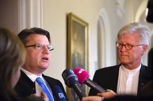 v.l. Bayerns Justizminister Prof. Dr. Winfried Bausback, Landesbischof der Evangelisch-Lutherischen Kirche in Bayern und Ratsvorsitzender der Evangelischen Kirche in Deutschland, Prof. Dr. Heinrich Bedford-Strohm v.l. Bayerns Justizminister Prof. Dr. Winfried Bausback, Landesbischof der Evangelisch-Lutherischen Kirche in Bayern und Ratsvorsitzender der Evangelischen Kirche in Deutschland, Prof. Dr. Heinrich Bedford-Strohm