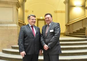 v.l.: Bayerns Justizminister Prof. Dr. Winfried Bausback, Viktor Müller, Vorstandsvorsitzender Deutsche Stiftung Mediation v.l.: Bayerns Justizminister Prof. Dr. Winfried Bausback, Viktor Müller, Vorstandsvorsitzender Deutsche Stiftung Mediation