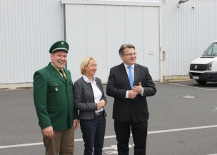 v.l.: Bayerns Justizminister Prof. Dr. Winfried Bausback, Personalratsvorsitzender der JVA Aschaffenburg Jens Löffler, Martina Fehlner, MdL v.l.: Bayerns Justizminister Prof. Dr. Winfried Bausback, Personalratsvorsitzender der JVA Aschaffenburg Jens Löffler, Martina Fehlner, MdL