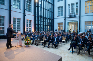 Bayerns Justizminister Prof. Dr. Winfried Bausback bei seinem Grußwort © Bayerische Staatskanzlei | Henning Schacht Bayerns Justizminister Prof. Dr. Winfried Bausback bei seinem Grußwort © Bayerische Staatskanzlei | Henning Schacht