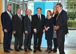 v.l.: Dr. Christian Rückert (FAU Erlangen-Nürnberg), Dr. Peter Witterauf (Generalsekretär der Hanns-Seidel-Stiftung), Thomas Janovsky (Generalstaatsanwalt Bamberg), Bayerns Justizminister Prof. Dr. Winfried Bausback, Dr. Helene Bubrowski (FAZ), Kea-Sophie Stieber (Leiterin des Referats Recht und Verfassung, Europäische Integration bei der Hanns-Seidel-Stiftung), Peter Küspert (Präsident des Bayerischen Verfassungsgerichtshofs) v.l.: Dr. Christian Rückert (FAU Erlangen-Nürnberg), Dr. Peter Witterauf (Generalsekretär der Hanns-Seidel-Stiftung), Thomas Janovsky (Generalstaatsanwalt Bamberg), Bayerns Justizminister Prof. Dr. Winfried Bausback, Dr. Helene Bubrowski (FAZ), Kea-Sophie Stieber (Leiterin des Referats Recht und Verfassung, Europäische Integration bei der Hanns-Seidel-Stiftung), Peter Küspert (Präsident des Bayerischen Verfassungsgerichtshofs)