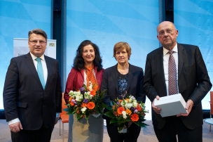 v.l.: Bayerns Justizminister Prof. Dr. Winfried Bausback, Publizistin Dr. Necla Kelek, Islamwissenschaftlerin Prof. Dr. Christine Schirrmacher, Vizepräsident des Bundesverfassungsgerichts Prof. Dr. Ferdinand Kirchhof© Bayerische Staatskanzlei | Henning Schacht v.l.: Bayerns Justizminister Prof. Dr. Winfried Bausback, Publizistin Dr. Necla Kelek, Islamwissenschaftlerin Prof. Dr. Christine Schirrmacher, Vizepräsident des Bundesverfassungsgerichts Prof. Dr. Ferdinand Kirchhof© Bayerische Staatskanzlei | Henning Schacht