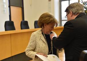 Bayerns Justizminister Prof. Dr. Winfried Bausback beim Anstecken der Nadel Bayerns Justizminister Prof. Dr. Winfried Bausback beim Anstecken der Nadel