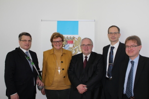 v.l.: Bayerns Justizminister Prof. Dr. Winfried Bausback, MdEP Monika Hohlmeier, Thomas Janovsky, Bamberger Generalstaatsanwalt, Leitenden Oberstaatsanwalt Lukas Knorr, Leiter ZCB, Staatsanwalt als Gruppeleiter Thomas Goger v.l.: Bayerns Justizminister Prof. Dr. Winfried Bausback, MdEP Monika Hohlmeier, Thomas Janovsky, Bamberger Generalstaatsanwalt, Leitenden Oberstaatsanwalt Lukas Knorr, Leiter ZCB, Staatsanwalt als Gruppeleiter Thomas Goger