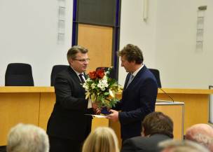 Bayerns Justizminister Prof. Dr. Winfried Bausback überreicht die Justizmedaille an Herrn Jörg Klotzek Bayerns Justizminister Prof. Dr. Winfried Bausback überreicht die Justizmedaille an Herrn Jörg Klotzek