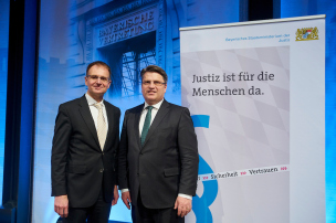 Generalbundesanwalt Dr. Peter Frank (links) und Bayerns Justizminister Prof. Dr. Winfried Bausback (rechts) © Bayerische Staatskanzlei | Henning Schacht Generalbundesanwalt Dr. Peter Frank (links) und Bayerns Justizminister Prof. Dr. Winfried Bausback (rechts) © Bayerische Staatskanzlei | Henning Schacht