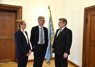 v.r.: Bayerns Justizminister Prof. Dr. Winfried Bausback, Prof. Dr. Michael Osterheider, Dipl.-Psych. Petya Schuhmann v.r.: Bayerns Justizminister Prof. Dr. Winfried Bausback, Prof. Dr. Michael Osterheider, Dipl.-Psych. Petya Schuhmann