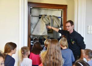 Hinter dem Rauchschutzvorhang erwartete die Kinder ein spannender Einblick in die Arbeit der Berufsfeuerwehr München. Hinter dem Rauchschutzvorhang erwartete die Kinder ein spannender Einblick in die Arbeit der Berufsfeuerwehr München.
