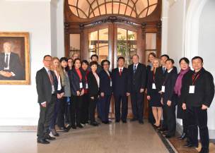 Herr Ke Gao (Mitte), Höherer Richter der Entschädigungskommission des Obersten Volksgerichts der Volksrepublik China, mit der chinesischen Richterdelegation sowie Amtschef Prof. Dr. Frank Arloth mit den Mitgliedern der Bayerischen Richterdelegation, die im Jahr 2016 China besucht hat Herr Ke Gao (Mitte), Höherer Richter der Entschädigungskommission des Obersten Volksgerichts der Volksrepublik China, mit der chinesischen Richterdelegation sowie Amtschef Prof. Dr. Frank Arloth mit den Mitgliedern der Bayerischen Richterdelegation, die im Jahr 2016 China besucht hat