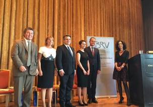 v.l.: Dr. Jochen Wagner, Studienleiter an der Evangelischen Akademie Tutzing, Barbara Stockinger, Richterin am OLG München und stv. Pressesprecherin des OLG München, Bayerns Justizminister Prof. Dr. Winfried Bausback, Deniz Temizel, Richterin am Landgericht Deggendorf, Prof. Dr. Christian Walter, Lehrstuhlinhaber für Völkerrecht und Verwaltungsrecht an der LMU München, Andrea Titz, Direktorin des Amtsgerichts Wolfratshausen und Vorsitzende des Bayerischen Richtervereins v.l.: Dr. Jochen Wagner, Studienleiter an der Evangelischen Akademie Tutzing, Barbara Stockinger, Richterin am OLG München und stv. Pressesprecherin des OLG München, Bayerns Justizminister Prof. Dr. Winfried Bausback, Deniz Temizel, Richterin am Landgericht Deggendorf, Prof. Dr. Christian Walter, Lehrstuhlinhaber für Völkerrecht und Verwaltungsrecht an der LMU München, Andrea Titz, Direktorin des Amtsgerichts Wolfratshausen und Vorsitzende des Bayerischen Richtervereins