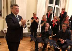 Bayerns Justizminister Prof. Dr. Winfried Bausback applaudiert dem Amtsgerichtschor Bayerns Justizminister Prof. Dr. Winfried Bausback applaudiert dem Amtsgerichtschor