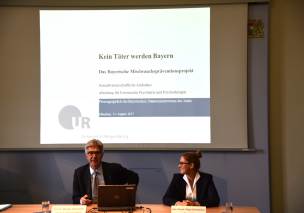 v.l.: Prof. Dr. Michael Osterheider, Dipl.-Psych. Petya Schuhmann v.l.: Prof. Dr. Michael Osterheider, Dipl.-Psych. Petya Schuhmann