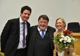 Preisträger Prof. Dr. Knittel mit seiner Familie Preisträger Prof. Dr. Knittel mit seiner Familie