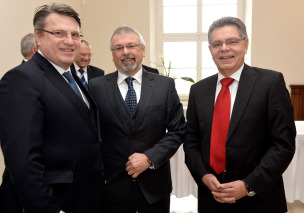 v.l.: Bayerns Justizminister Prof. Dr. Winfried Bausback, Lothar Schmitt, Hasso Nerlich © Horst Linke, Bildredaktion Nürnberger Nachrichten v.l.: Bayerns Justizminister Prof. Dr. Winfried Bausback, Lothar Schmitt, Hasso Nerlich © Horst Linke, Bildredaktion Nürnberger Nachrichten