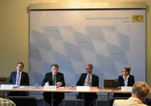 v.l.: Dr. Thomas Pfeiffer, Bayerns Justizminister Prof. Dr. Winfried Bausback, Prof. Dr. Michael Osterheider, Dipl.-Psych. Petya Schuhmann v.l.: Dr. Thomas Pfeiffer, Bayerns Justizminister Prof. Dr. Winfried Bausback, Prof. Dr. Michael Osterheider, Dipl.-Psych. Petya Schuhmann