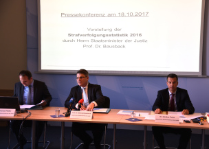 Pressekonferenz mit Bayerns Justizminister Prof. Dr. Winfried Bausback Pressekonferenz mit Bayerns Justizminister Prof. Dr. Winfried Bausback