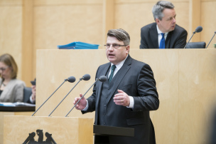Bayerns Justizminister Prof. Dr. Bausback im Bundesrat © Henning Schacht, Bayerische Staatskanzlei Bayerns Justizminister Prof. Dr. Bausback im Bundesrat © Henning Schacht, Bayerische Staatskanzlei