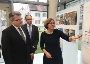 v.l.: Bayerns Justizminister Prof. Dr. Winfried Bausback; Herr Westphal, MdL; Frau Buttolo, Bauoberrätin beim Staatlichen Bauamt Ansbach v.l.: Bayerns Justizminister Prof. Dr. Winfried Bausback; Herr Westphal, MdL; Frau Buttolo, Bauoberrätin beim Staatlichen Bauamt Ansbach