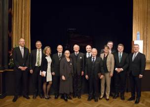 v.l.: Dr. Cord Brügmann, Hauptgeschäftsführer Deutscher Anwaltverein e.V.; Prof. Dr. Peter Huber, Bundesverfassungsrichter; Dr. Ariane Mittenberger-Huber, Vors. Richterin am Bundespatentgericht; Prof. Dr. Dr. h.c. Siegfried Broß, Bundesverfassungsrichter a.D./ Preisträger; Frau Broß; Konrad Kruis, Bundesverfassungsrichter a.D.; RA Michael Dudeck, Präsident des Bayerischen Anwaltverbands; Prof. Dr. Dr. h.c. mult. Rolf Stürner, Laudator / Albert-Ludwigs-Universität Freiburg; RAin Stefanie Haizmann, Erste Vorsitzende Anwaltverein Regensburg e.V.; Peter Küspert; Präsident des Bayerischen Verfassungsgerichtshofs; Bayerns Justizminister Prof. Dr. Winfried Bausback; Dr. Friedwald Lübbert, Vizepräsident des Deutschen Anwaltvereins e.V. © sabine.gassner v.l.: Dr. Cord Brügmann, Hauptgeschäftsführer Deutscher Anwaltverein e.V.; Prof. Dr. Peter Huber, Bundesverfassungsrichter; Dr. Ariane Mittenberger-Huber, Vors. Richterin am Bundespatentgericht; Prof. Dr. Dr. h.c. Siegfried Broß, Bundesverfassungsrichter a.D./ Preisträger; Frau Broß; Konrad Kruis, Bundesverfassungsrichter a.D.; RA Michael Dudeck, Präsident des Bayerischen Anwaltverbands; Prof. Dr. Dr. h.c. mult. Rolf Stürner, Laudator / Albert-Ludwigs-Universität Freiburg; RAin Stefanie Haizmann, Erste Vorsitzende Anwaltverein Regensburg e.V.; Peter Küspert; Präsident des Bayerischen Verfassungsgerichtshofs; Bayerns Justizminister Prof. Dr. Winfried Bausback; Dr. Friedwald Lübbert, Vizepräsident des Deutschen Anwaltvereins e.V. © sabine.gassner