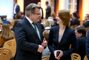 Bayerns Justizminister Prof. Dr. Winfried Bausback im Gespräch mit Frau Dr. Carolin Schumacher, Dienststellenleiterin der Bayerischen Vertretung in Berlin © Bayerische Staatskanzlei | Henning Schacht Bayerns Justizminister Prof. Dr. Winfried Bausback im Gespräch mit Frau Dr. Carolin Schumacher, Dienststellenleiterin der Bayerischen Vertretung in Berlin © Bayerische Staatskanzlei | Henning Schacht
