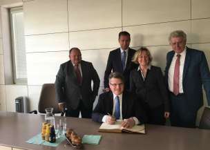 v.l.: DirAG Ralf Peter; Bayerns Justizminister Prof. Dr. Winfried Bausback; Stephan Mayer, MdB; Mrianne Zollner, Erste Bürgermeisterin Mühldorf a.Inn; Günther Knoblauch, MdL v.l.: DirAG Ralf Peter; Bayerns Justizminister Prof. Dr. Winfried Bausback; Stephan Mayer, MdB; Mrianne Zollner, Erste Bürgermeisterin Mühldorf a.Inn; Günther Knoblauch, MdL