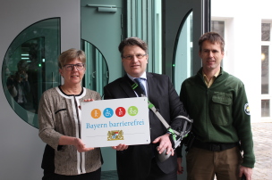 Auszeichnung mit dem Signet Auszeichnung mit dem Signet "Bayern barrierefrei", v.l.: Lore Sprickmann Kerkerinck, Direktorin Amtsgericht Freising, Bayerns Justizminister Prof. Dr. Winfried Bausback, Andreas Harsch, Leiter der Wachtmeisterei
