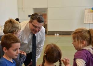 Bayerns Justizminister Prof. Dr. Winfried Bausback ließ es sich nicht nehmen, dem Kindertag einen Besuch abzustatten. Bayerns Justizminister Prof. Dr. Winfried Bausback ließ es sich nicht nehmen, dem Kindertag einen Besuch abzustatten.
