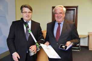 v.l.: Bayerns Justizminister Prof. Dr. Winfried Bausback, Herrn Roland Herkert v.l.: Bayerns Justizminister Prof. Dr. Winfried Bausback, Herrn Roland Herkert