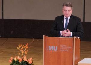 Bayerns Justizminister Prof. Dr. Winfried Bausback hielt eine Rede Bayerns Justizminister Prof. Dr. Winfried Bausback hielt eine Rede