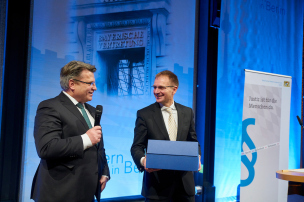 Bayerns Justizminister Prof. Dr. Winfried Bausback (links) und Generalbundesanwalt Dr. Peter Frank (rechts) © Bayerische Staatskanzlei | Henning Schacht Bayerns Justizminister Prof. Dr. Winfried Bausback (links) und Generalbundesanwalt Dr. Peter Frank (rechts) © Bayerische Staatskanzlei | Henning Schacht
