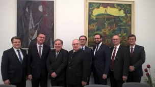 v.l.: Bayerns Justizminister Prof. Dr. Winfried Bausback, GenStA Zeman (Tschechien), GenStA Fleischmann (Sachsen), GenStA Janovsky (Bamberg), 3.v.r.: Sachsens Justizminister Sebastian Gemkow v.l.: Bayerns Justizminister Prof. Dr. Winfried Bausback, GenStA Zeman (Tschechien), GenStA Fleischmann (Sachsen), GenStA Janovsky (Bamberg), 3.v.r.: Sachsens Justizminister Sebastian Gemkow