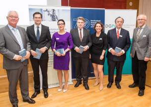 v.l.: Prof. Dr. Max Steller, Professor für Forensische Psychologie a.D.; Dr. Hanno Gorius, wissenschaftlicher Mitarbeiter am BVerfG; Dr. Dorothea Gaudernack, Leiterin des Amtes für Maßregel-vollzug in Bayern; Bayerns Justizminister Prof. Dr. Winfried Bausback; Dr. Anja Kannegießer, Vorsitzende der Sektion Rechtspsychologie im BDP; Prof. Dr. Dr. Dr. h.c. Ulrich Joos, Vorsitzender der Deutschen Chirurgiestiftung; Prof. Dr. Conny Antoni, Präsident der DGPs © Lennart Preiss Fotografie 2017 v.l.: Prof. Dr. Max Steller, Professor für Forensische Psychologie a.D.; Dr. Hanno Gorius, wissenschaftlicher Mitarbeiter am BVerfG; Dr. Dorothea Gaudernack, Leiterin des Amtes für Maßregel-vollzug in Bayern; Bayerns Justizminister Prof. Dr. Winfried Bausback; Dr. Anja Kannegießer, Vorsitzende der Sektion Rechtspsychologie im BDP; Prof. Dr. Dr. Dr. h.c. Ulrich Joos, Vorsitzender der Deutschen Chirurgiestiftung; Prof. Dr. Conny Antoni, Präsident der DGPs © Lennart Preiss Fotografie 2017