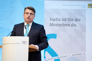 Bayerns Justizminister Prof. Dr. Winfried Bausback bei seiner Begrüßungsansprache © Bayerische Staatskanzlei | Henning Schacht Bayerns Justizminister Prof. Dr. Winfried Bausback bei seiner Begrüßungsansprache © Bayerische Staatskanzlei | Henning Schacht
