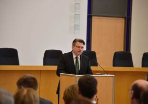 Bayerns Justizminister Prof. Dr. Winfried Bausback Bayerns Justizminister Prof. Dr. Winfried Bausback