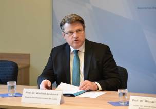 Bayerns Justizminister Prof. Dr. Winfried Bausback Bayerns Justizminister Prof. Dr. Winfried Bausback