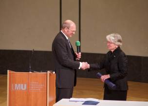 Prof. Dr. Christian Albrecht, Dekan der Evangelisch-Theologischen Fakultät verlieh Frau Hildegard Holzheid die Ehrendoktorwürde Prof. Dr. Christian Albrecht, Dekan der Evangelisch-Theologischen Fakultät verlieh Frau Hildegard Holzheid die Ehrendoktorwürde